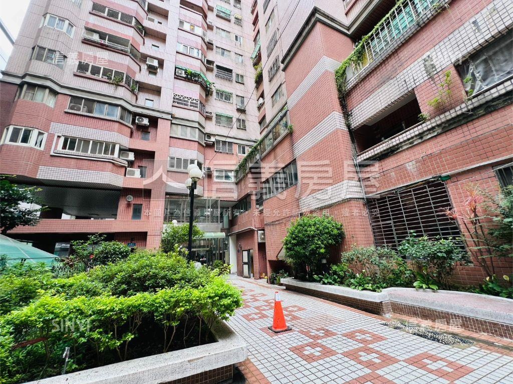 輕裝潢三房雙平車房屋室內格局與周邊環境