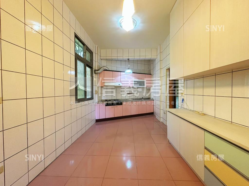 臨路透天稀有出售房屋室內格局與周邊環境