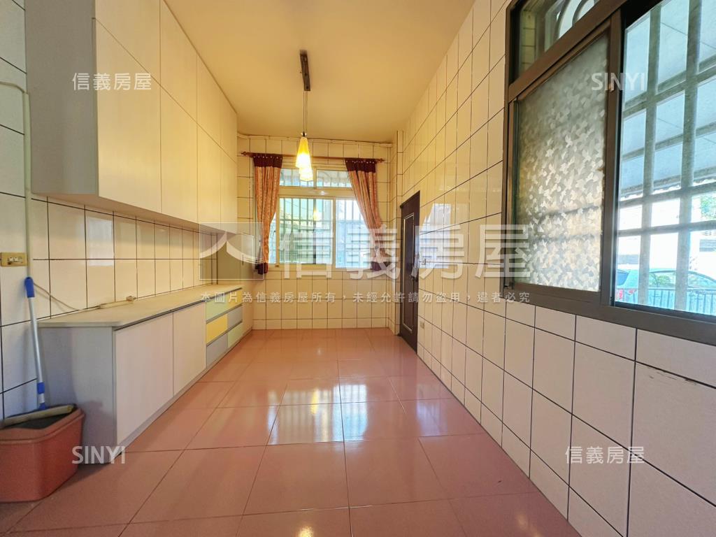 臨路透天稀有出售房屋室內格局與周邊環境