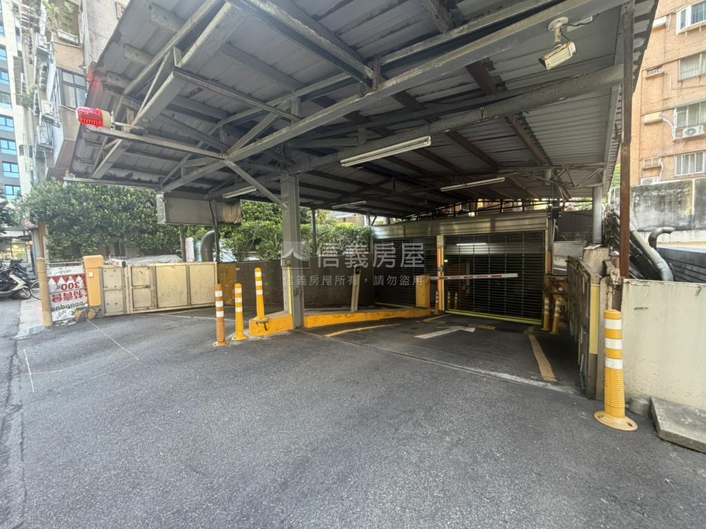 名喬財經大樓３車位房屋室內格局與周邊環境