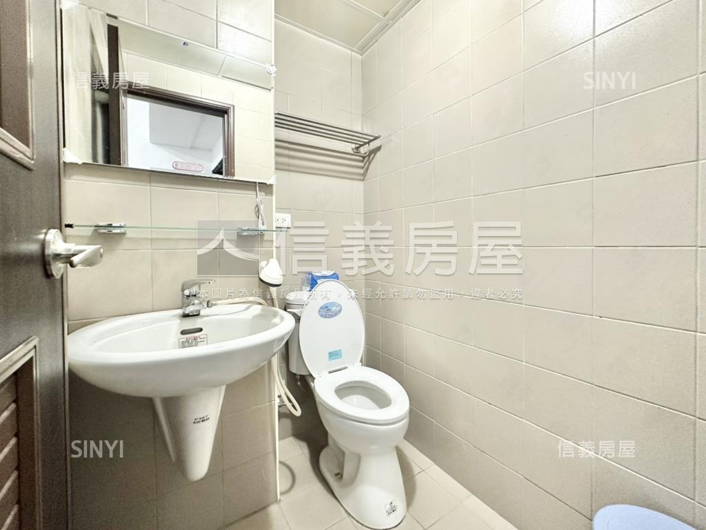 五期三房車位還有地下室房屋室內格局與周邊環境