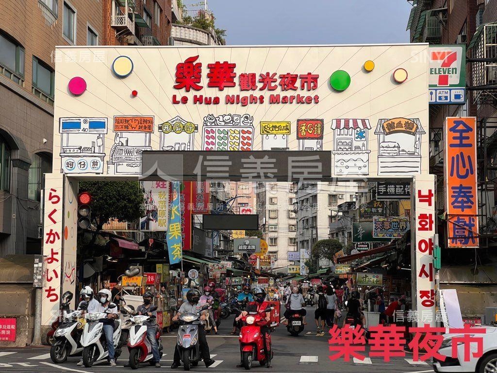 可看屋頂溪捷運電梯三房房屋室內格局與周邊環境