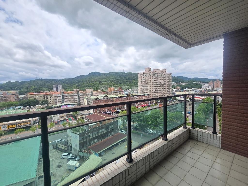 龍鳳學院裝潢四房房屋室內格局與周邊環境