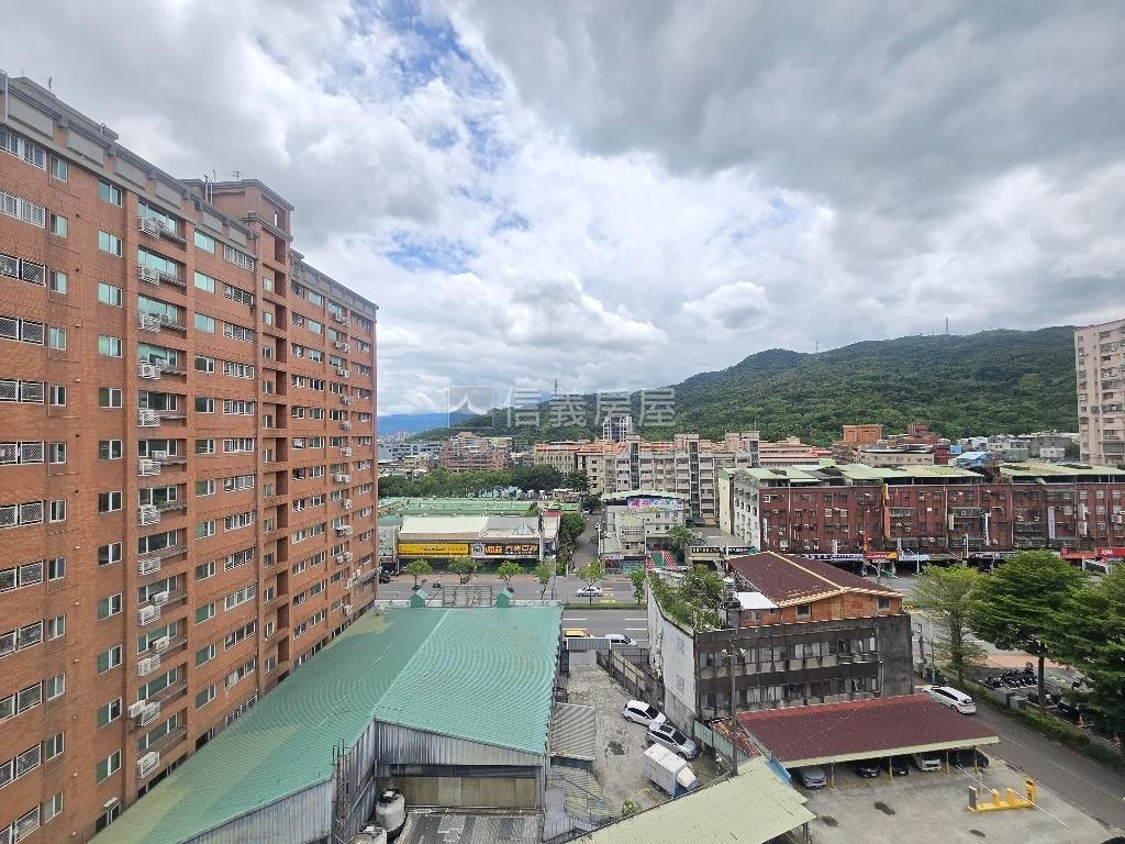 龍鳳學院裝潢四房房屋室內格局與周邊環境