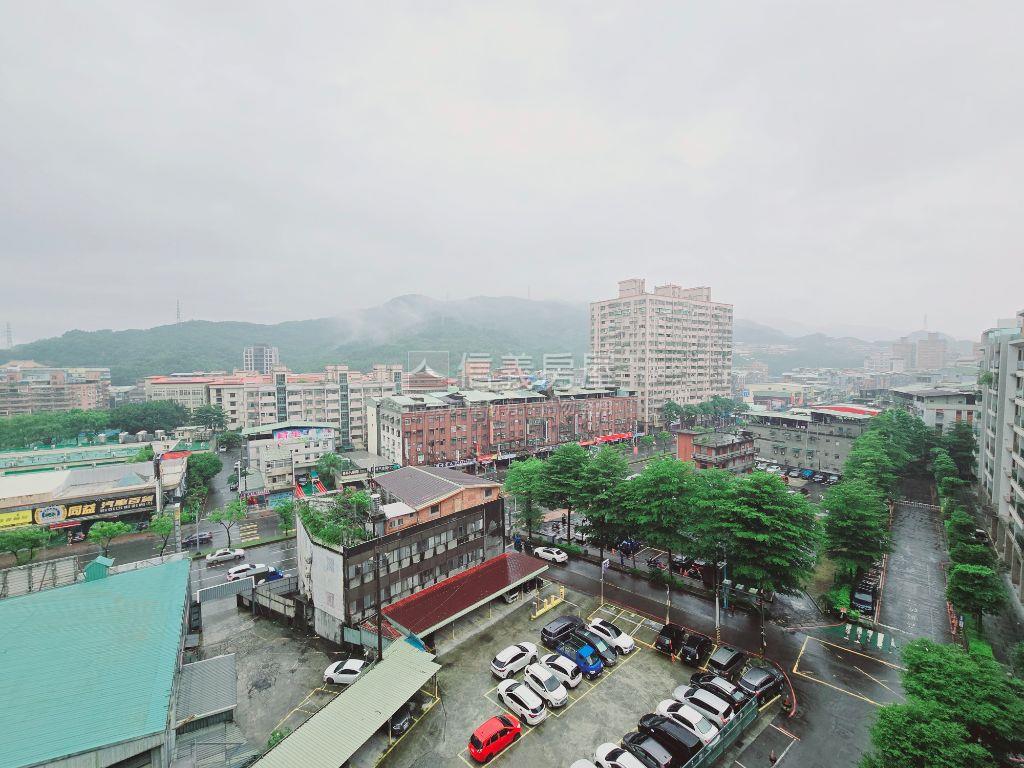 龍鳳學院裝潢四房房屋室內格局與周邊環境