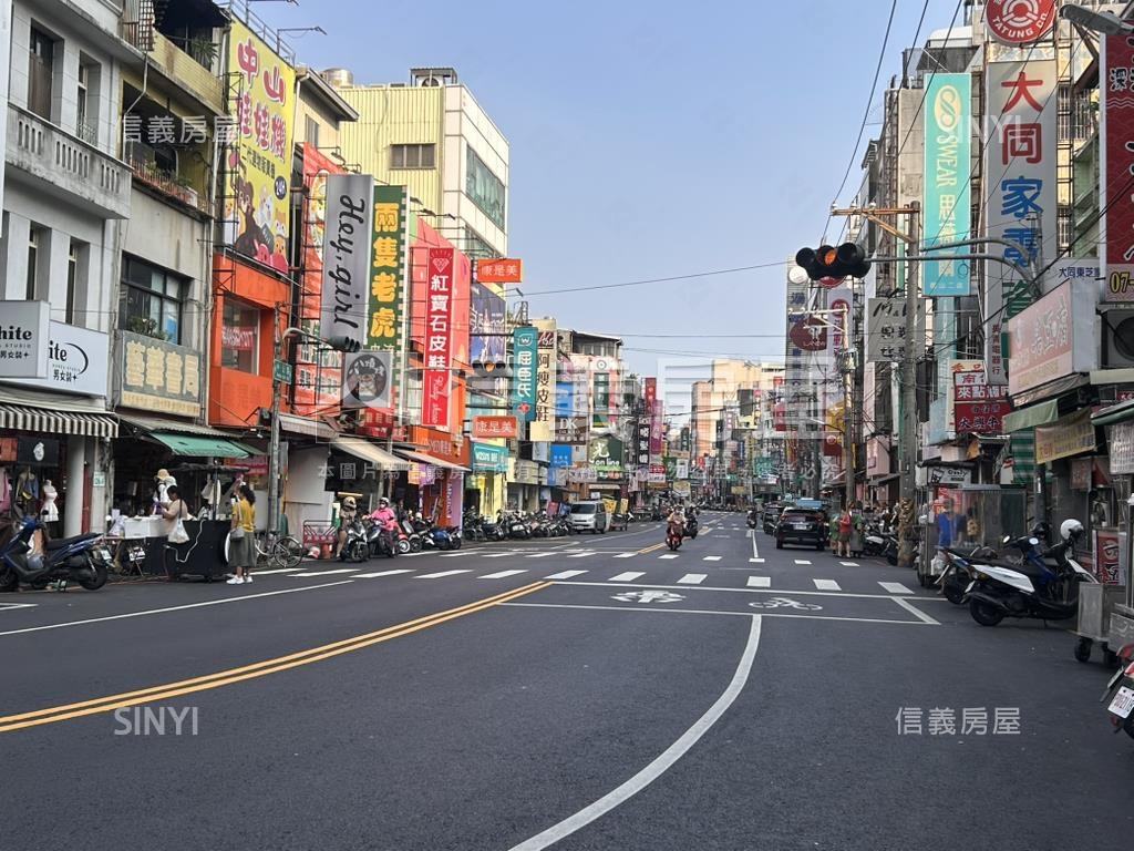 鳳山熱鬧滾滾燙金透店房屋室內格局與周邊環境
