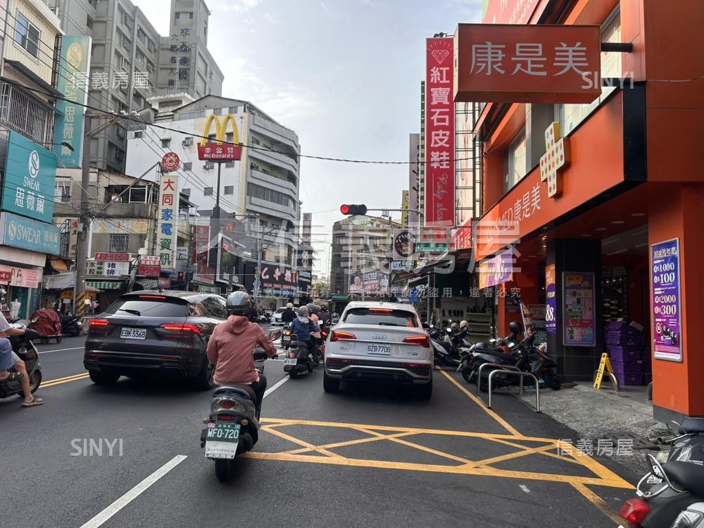 鳳山熱鬧滾滾燙金透店房屋室內格局與周邊環境