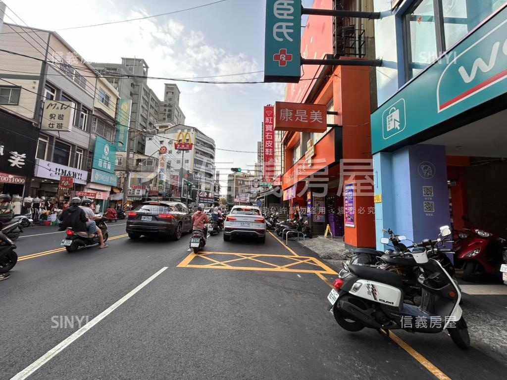 鳳山熱鬧滾滾燙金透店房屋室內格局與周邊環境
