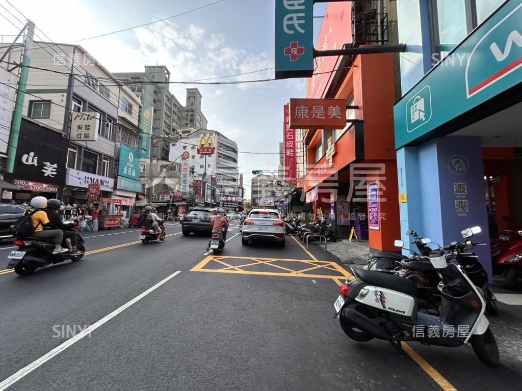 鳳山熱鬧滾滾燙金透店房屋室內格局與周邊環境