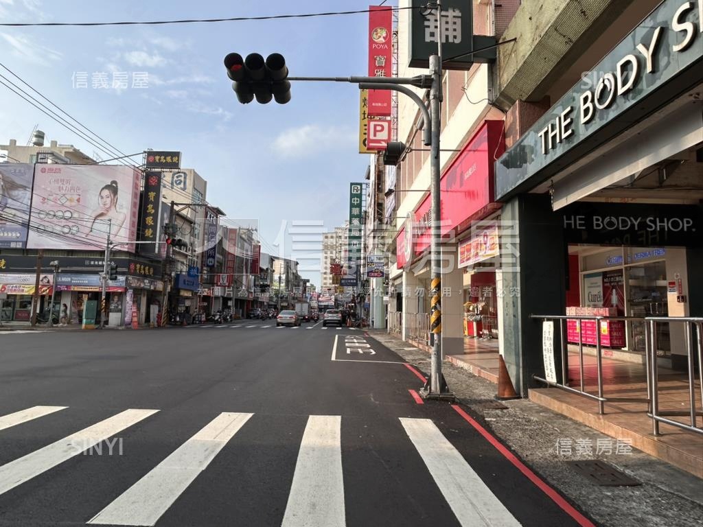 鳳山熱鬧滾滾燙金透店房屋室內格局與周邊環境