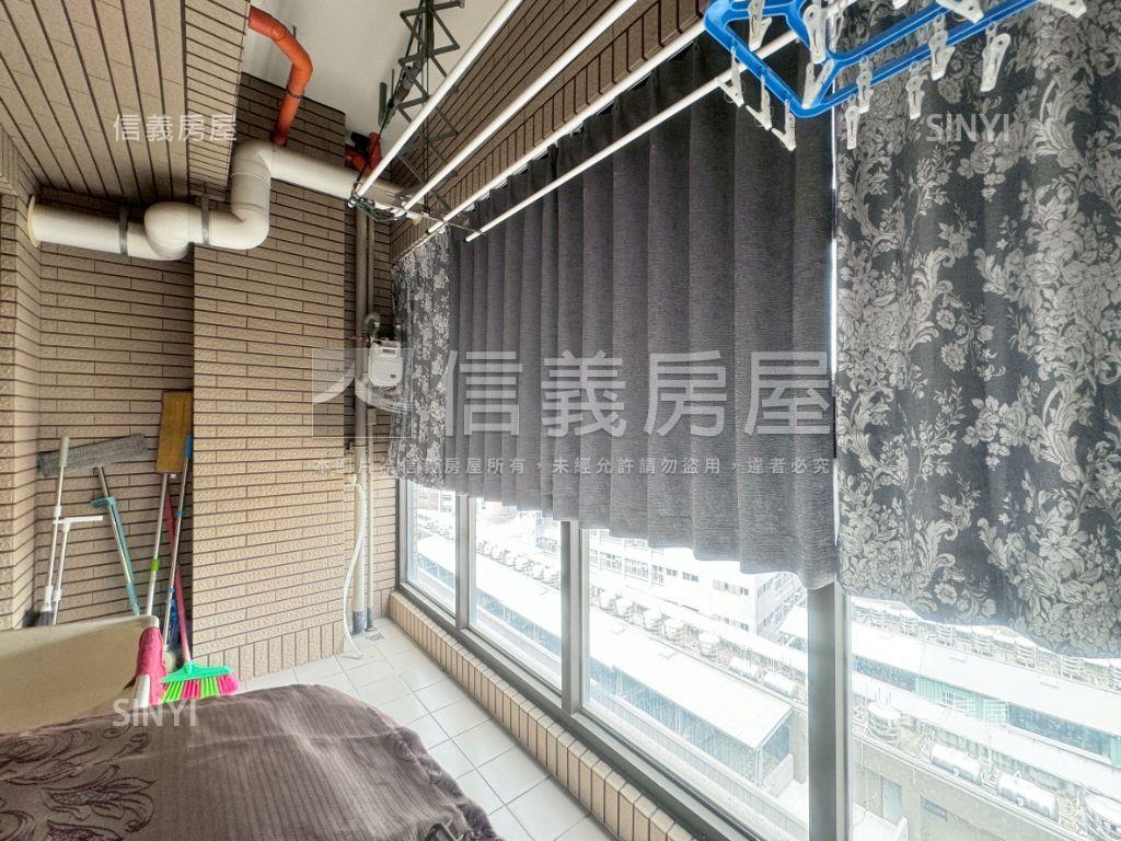 新時代次頂樓兩房兩衛平車房屋室內格局與周邊環境