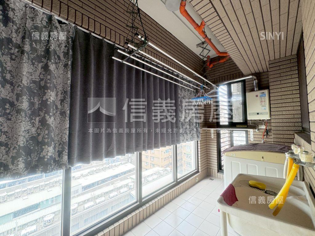 新時代次頂樓兩房兩衛平車房屋室內格局與周邊環境
