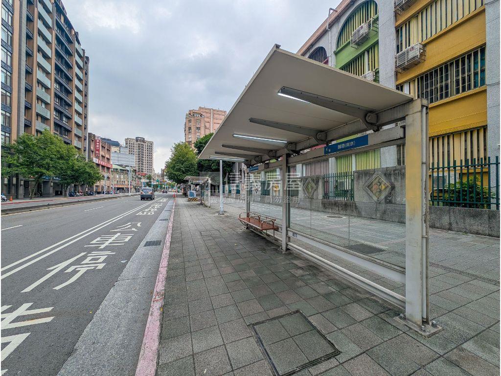 中山捷運南京圓環挑高店辦房屋室內格局與周邊環境