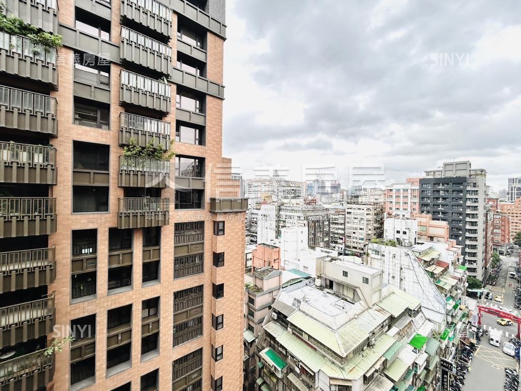 朝日邊間雙坡平車位房屋室內格局與周邊環境