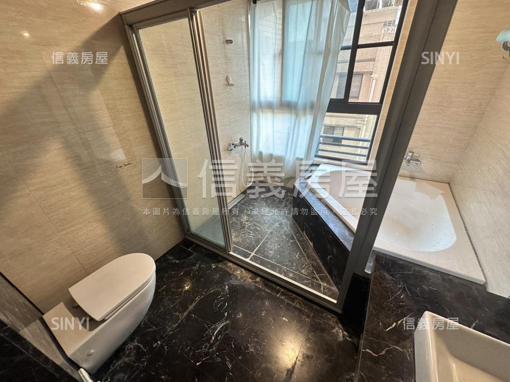 世紀凱悅朝南一房附車位房屋室內格局與周邊環境