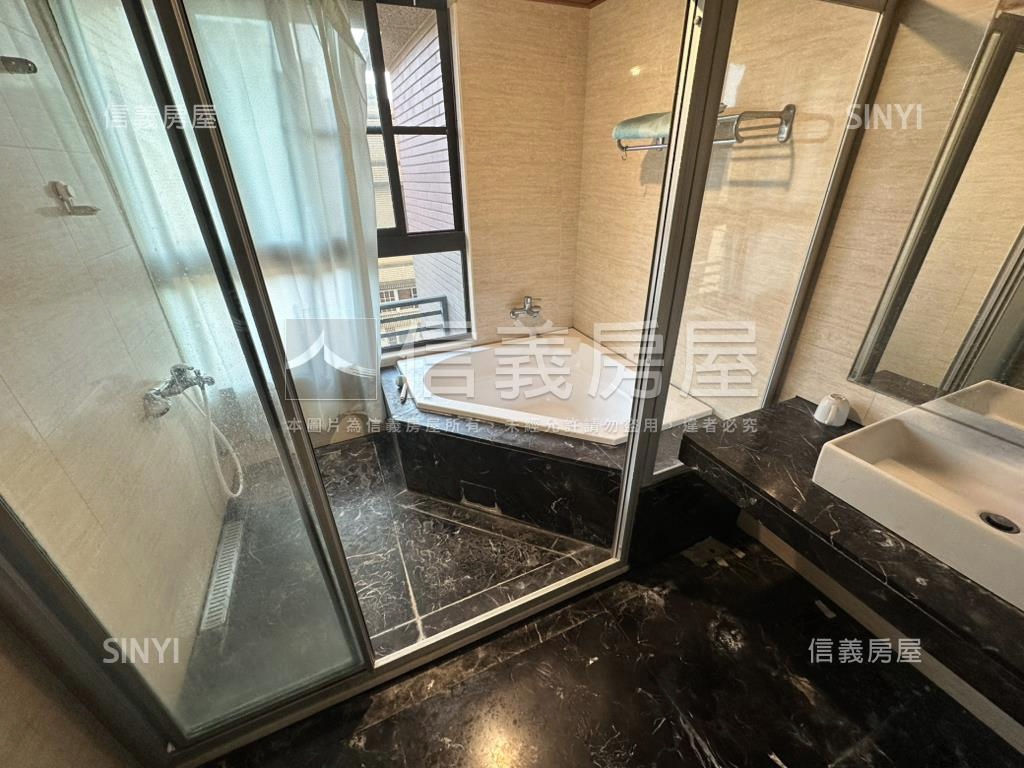 世紀凱悅朝南一房附車位房屋室內格局與周邊環境