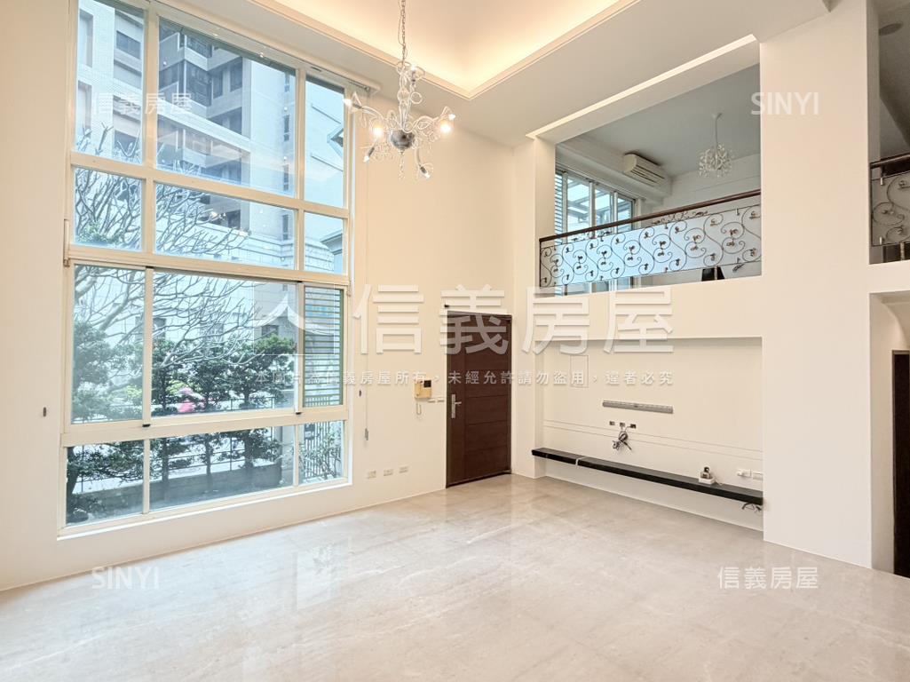 高鐵區椰林大面寬臨路透天房屋室內格局與周邊環境