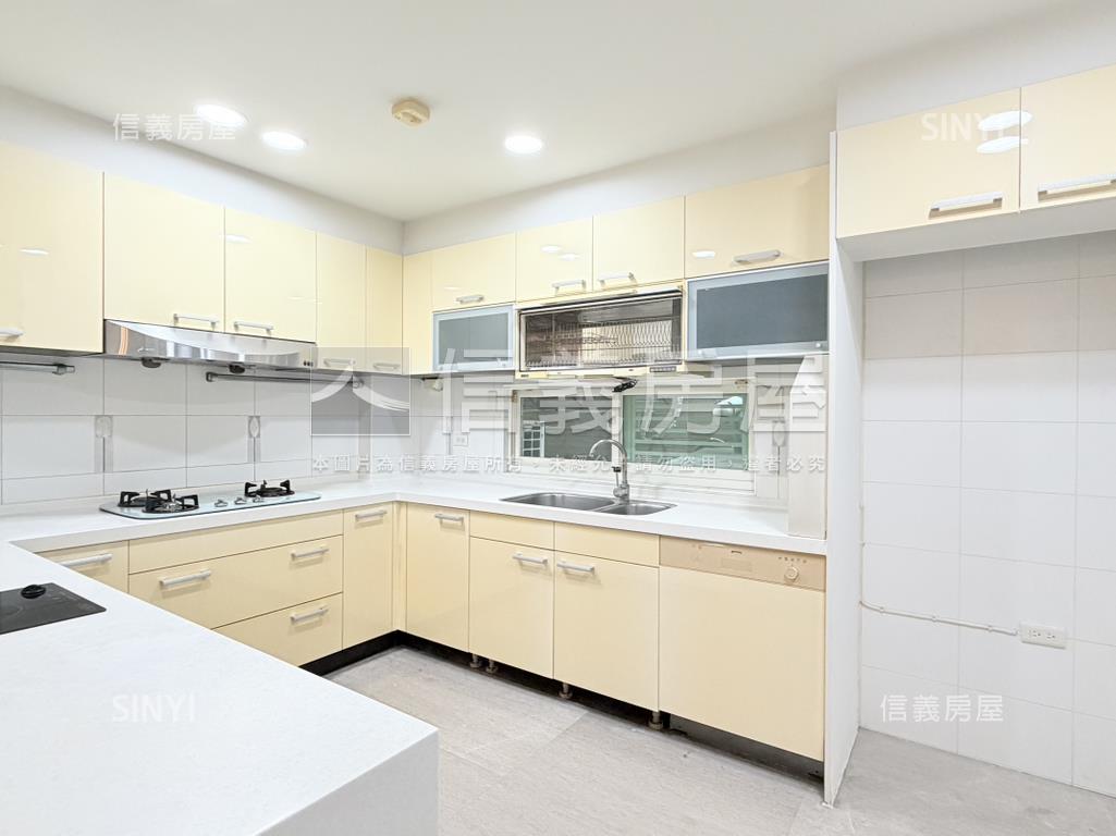 高鐵區椰林大面寬臨路透天房屋室內格局與周邊環境