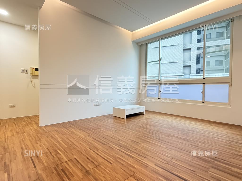 高鐵區椰林大面寬臨路透天房屋室內格局與周邊環境