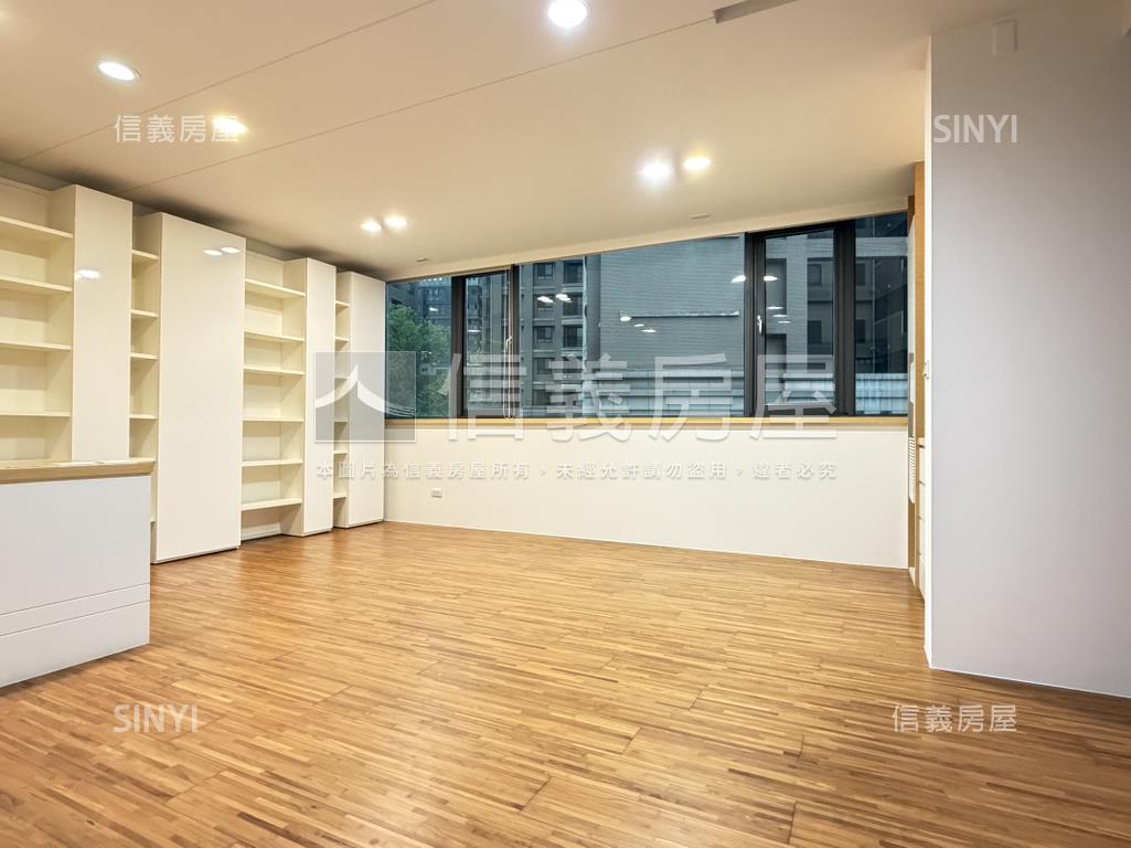 高鐵區椰林大面寬臨路透天房屋室內格局與周邊環境