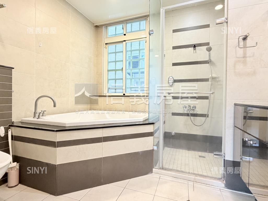 高鐵區椰林大面寬臨路透天房屋室內格局與周邊環境