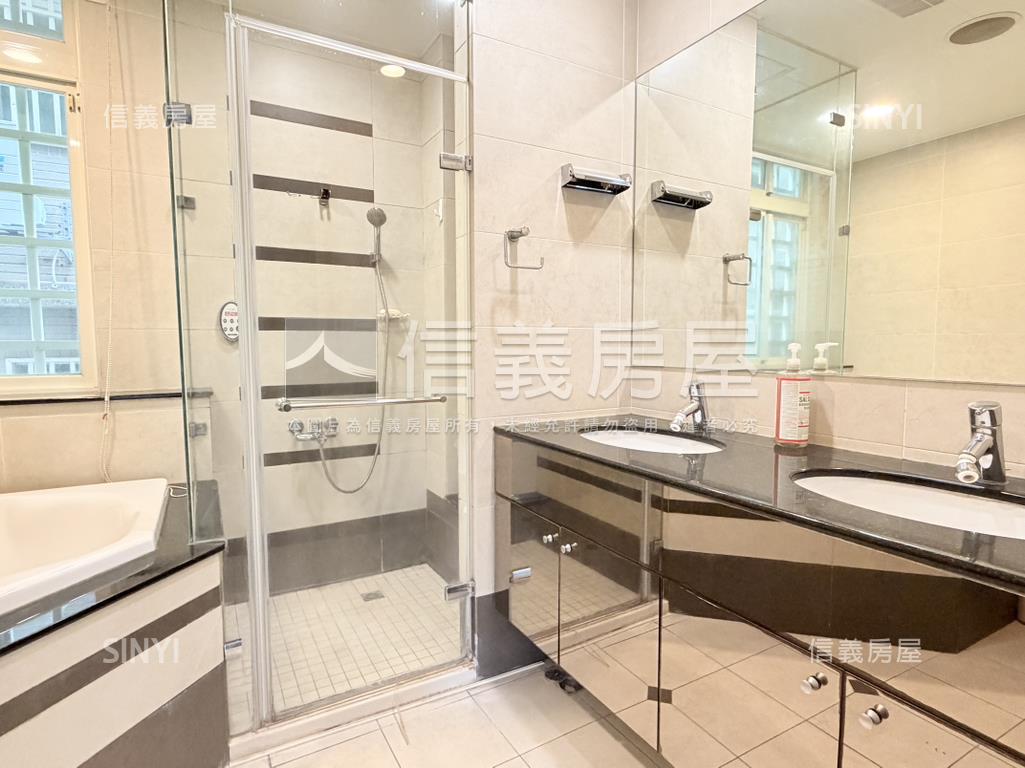 高鐵區椰林大面寬臨路透天房屋室內格局與周邊環境