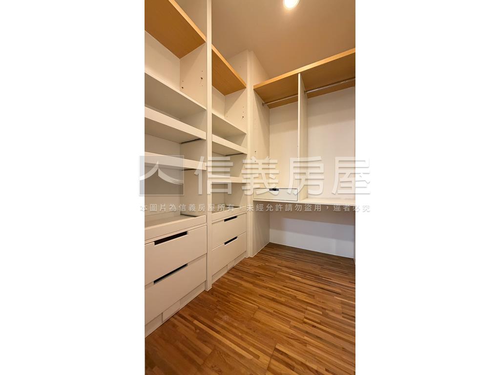 高鐵區椰林大面寬臨路透天房屋室內格局與周邊環境