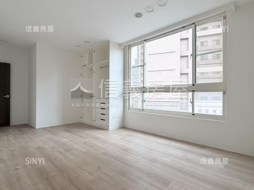 高鐵區椰林大面寬臨路透天房屋室內格局與周邊環境