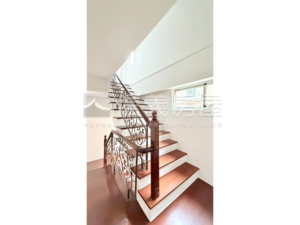 高鐵區椰林大面寬臨路透天房屋室內格局與周邊環境