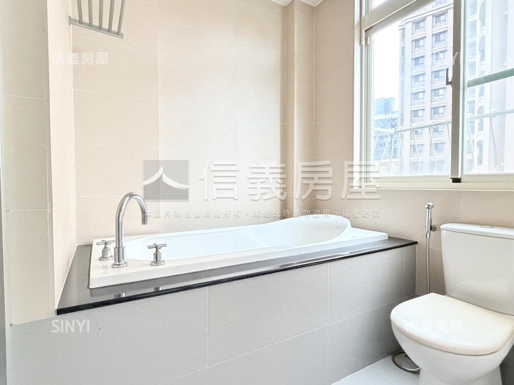 高鐵區椰林大面寬臨路透天房屋室內格局與周邊環境