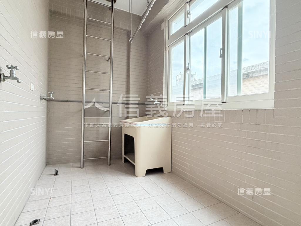 高鐵區椰林大面寬臨路透天房屋室內格局與周邊環境