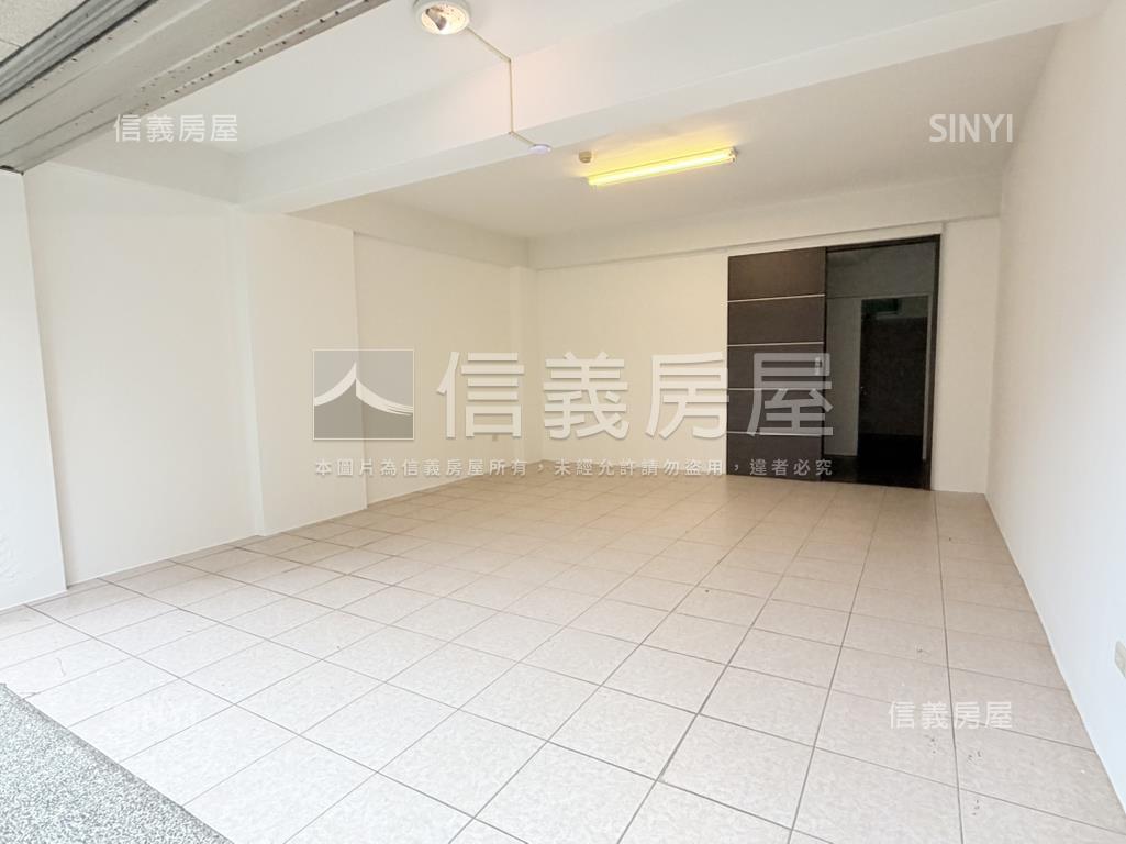 高鐵區椰林大面寬臨路透天房屋室內格局與周邊環境