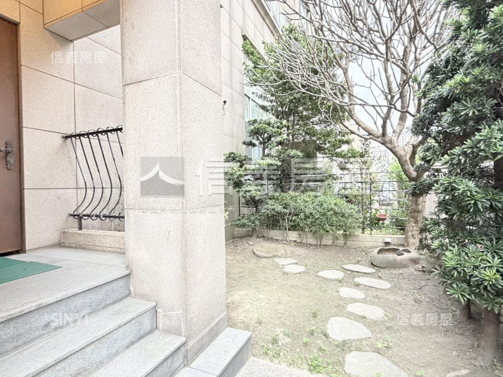 高鐵區椰林大面寬臨路透天房屋室內格局與周邊環境