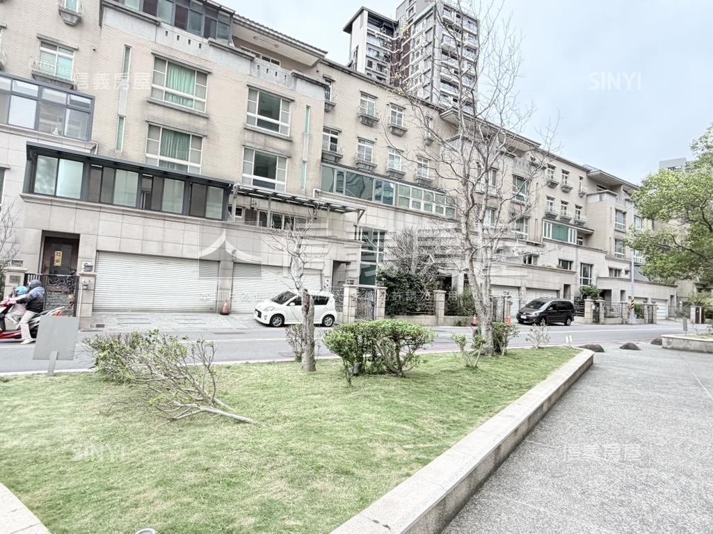 高鐵區椰林大面寬臨路透天房屋室內格局與周邊環境