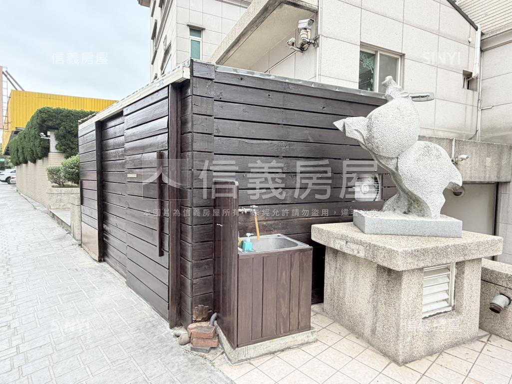 高鐵區椰林大面寬臨路透天房屋室內格局與周邊環境