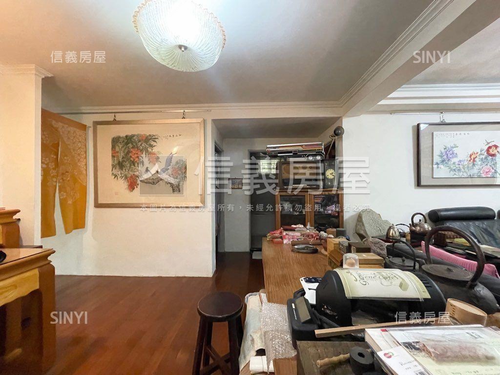 水池裡面錦鯉魚庭院一樓戶房屋室內格局與周邊環境