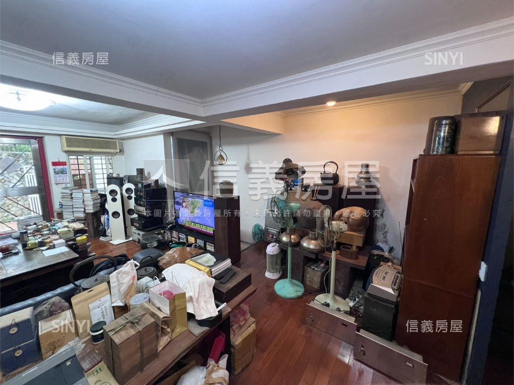 水池裡面錦鯉魚庭院一樓戶房屋室內格局與周邊環境