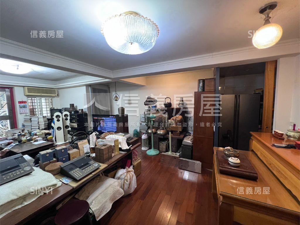水池裡面錦鯉魚庭院一樓戶房屋室內格局與周邊環境