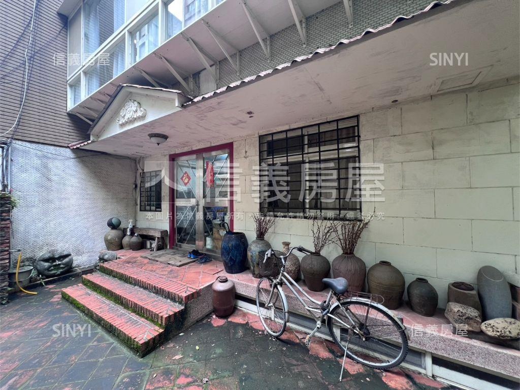水池裡面錦鯉魚庭院一樓戶房屋室內格局與周邊環境