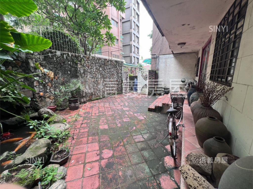 水池裡面錦鯉魚庭院一樓戶房屋室內格局與周邊環境