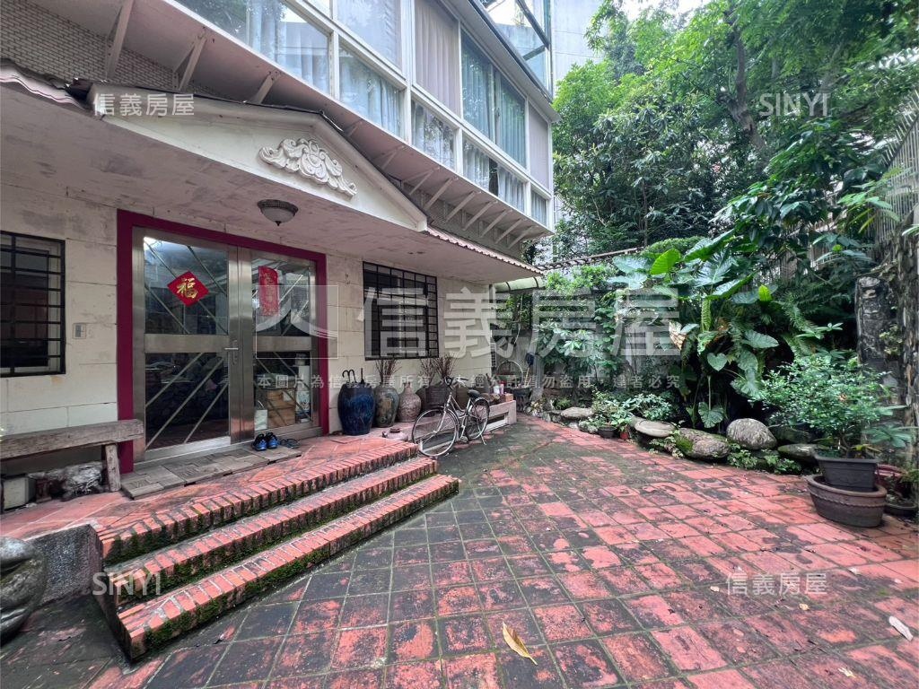 水池裡面錦鯉魚庭院一樓戶房屋室內格局與周邊環境