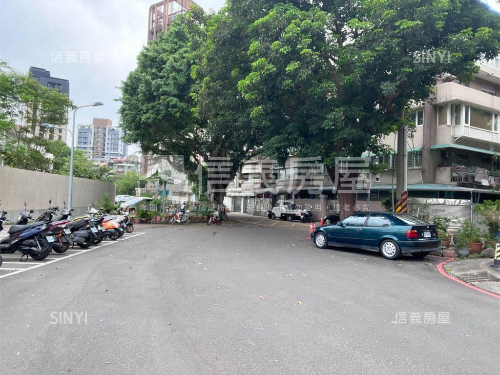 水池裡面錦鯉魚庭院一樓戶房屋室內格局與周邊環境