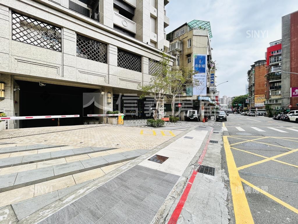 新潤峰耘３房帶坡平車位房屋室內格局與周邊環境