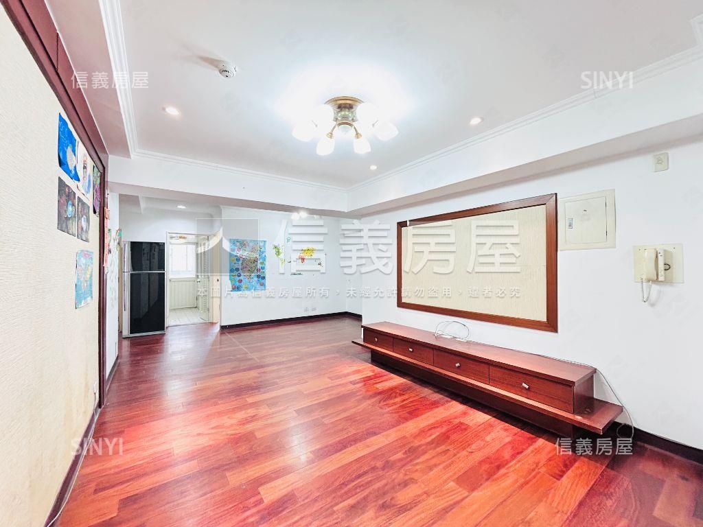 巴黎伯爵三房車位房屋室內格局與周邊環境