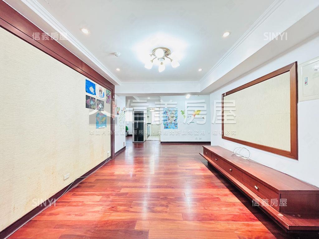 巴黎伯爵三房車位房屋室內格局與周邊環境