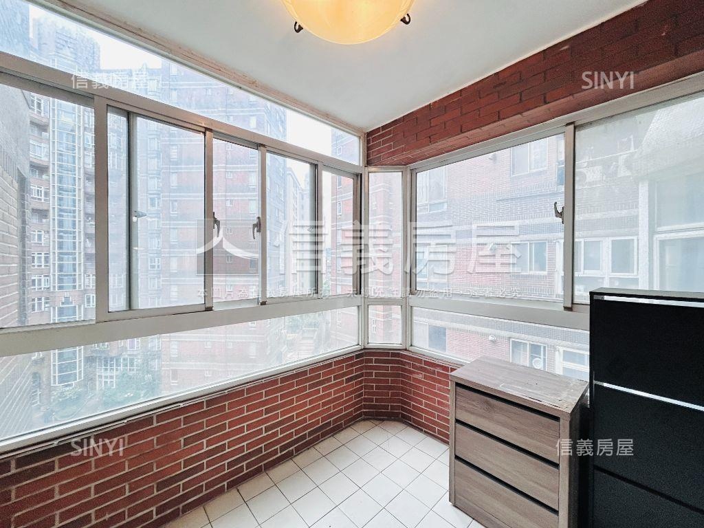 巴黎伯爵三房車位房屋室內格局與周邊環境