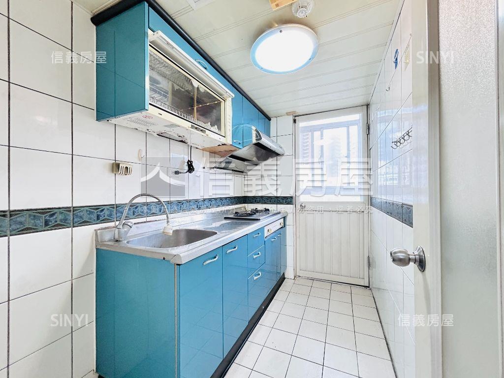 巴黎伯爵三房車位房屋室內格局與周邊環境