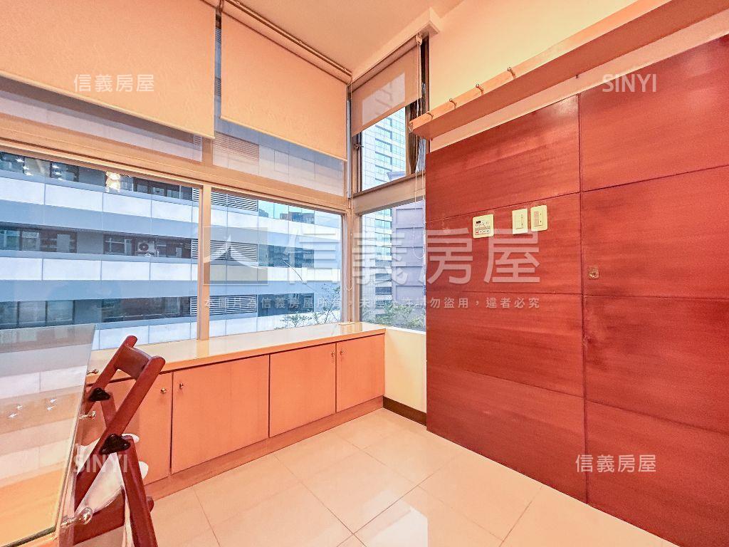 世貿派對挑高大落地窗房屋室內格局與周邊環境
