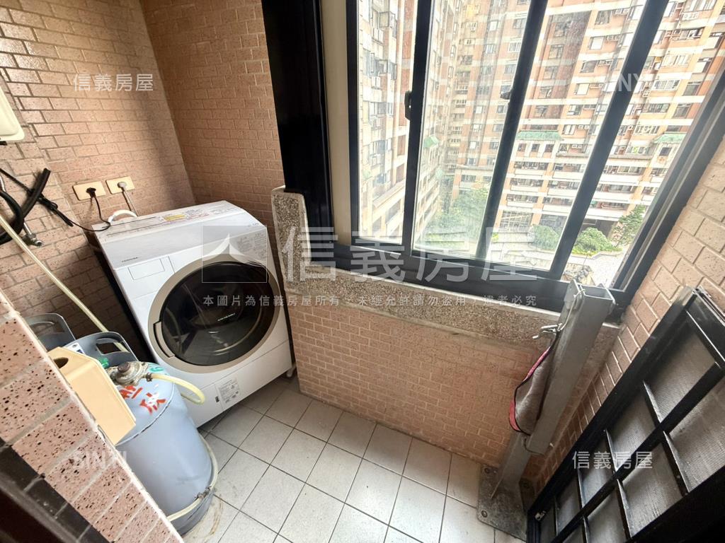 專任宏國青山翠景兩房車位房屋室內格局與周邊環境
