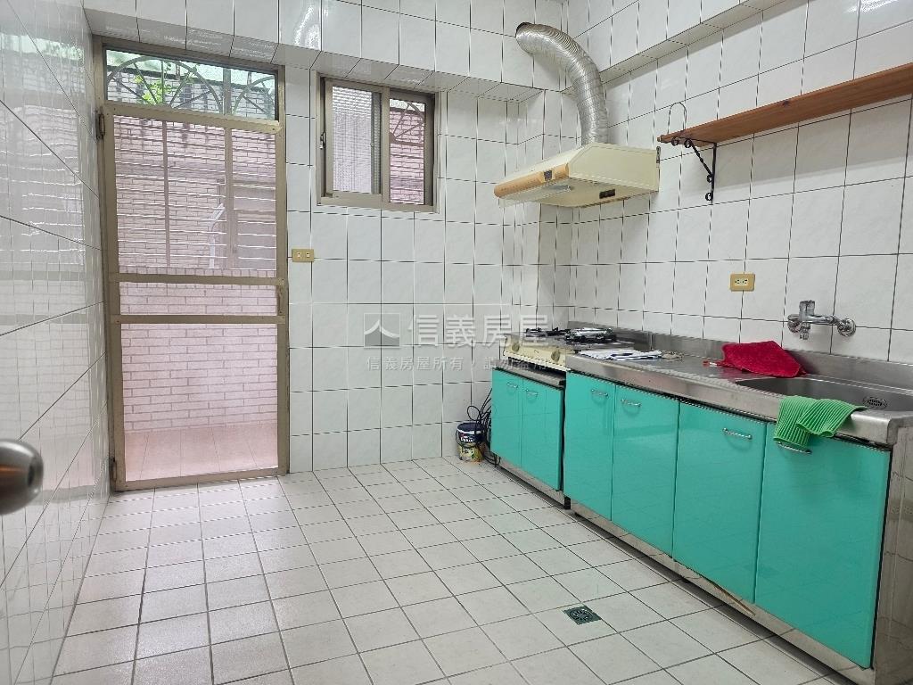 新店捷運站大三房有車位房屋室內格局與周邊環境